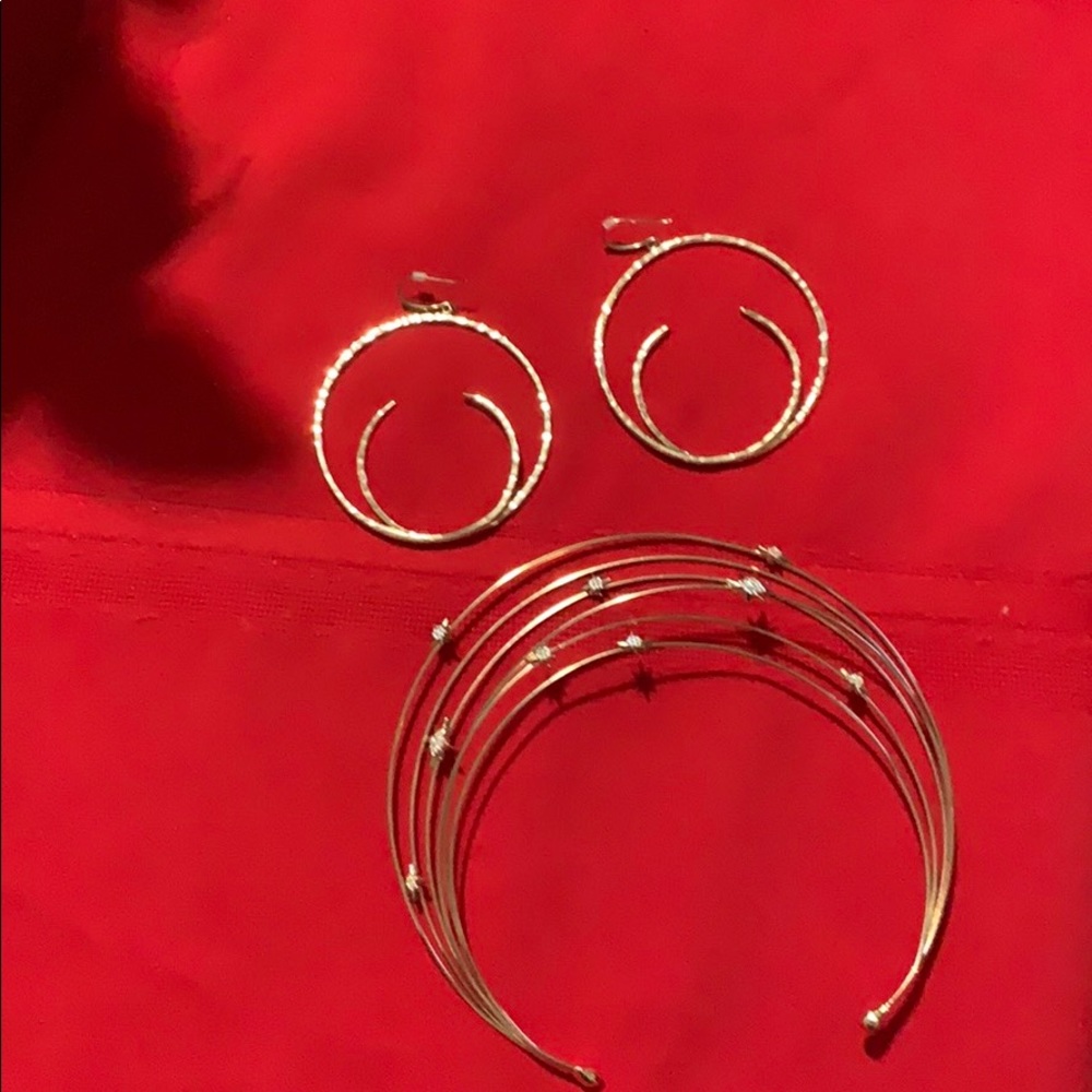 Selling 2 pieces jewelry- necklace & Earring